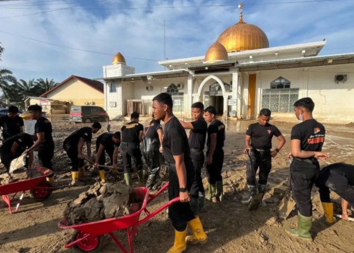 Usai dibersihkan personel Polri, masjid di Aceh Tamiang dipakai warga  
