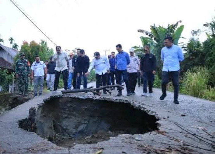 Bupati Abusama Sidak Jalan Rusak Pajar Bulan, Warga Tunggu Aksi Nyata