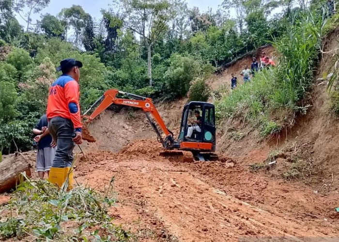 BPBD OKU Selatan bersihkan material longsor di Desa Tanjung Harapan