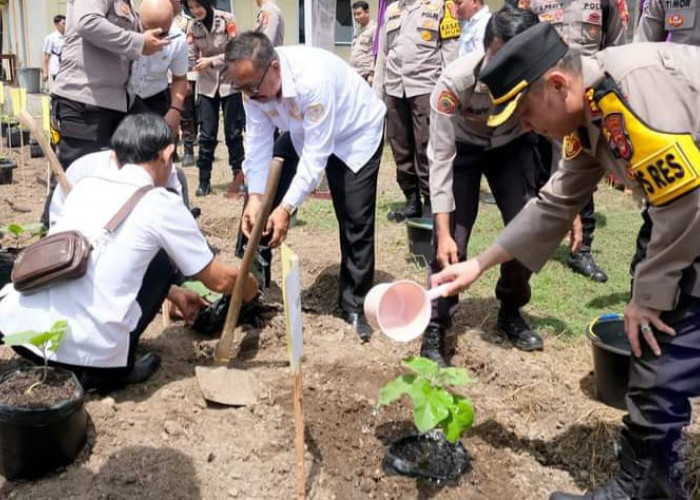 Polres dan Pemkab OKU Selatan Lakukan Penanaman Bibit Pangan Bergizi