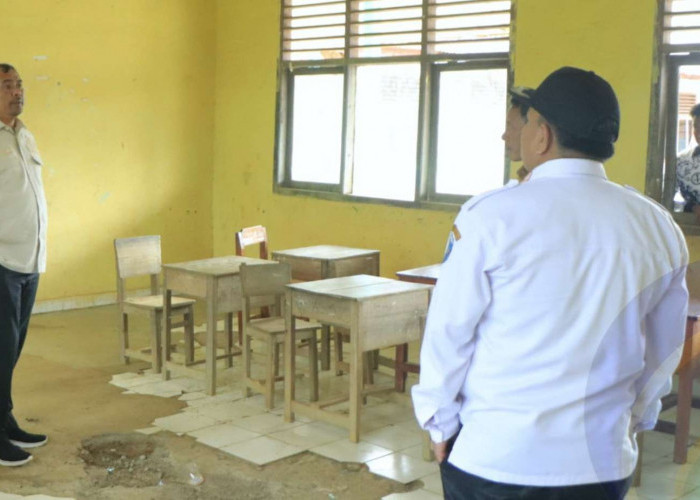 Safari Jumat, Bupati OKUS Tinjau Sekolah dan Jalan