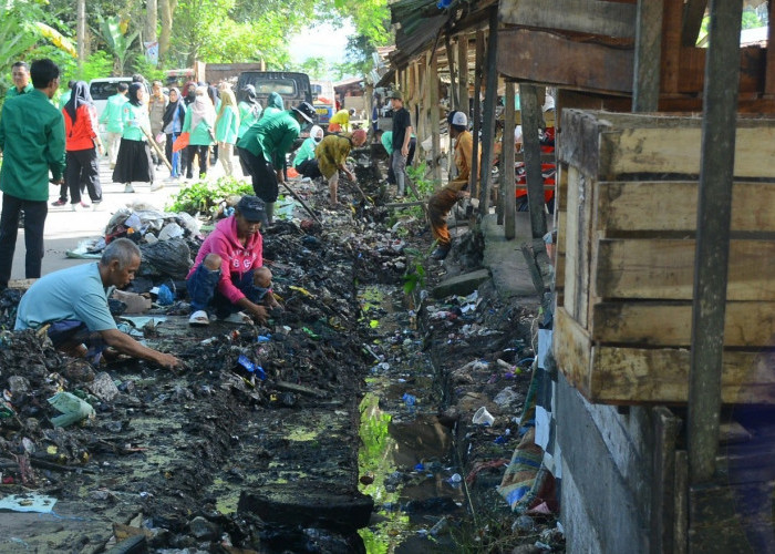 Gotong Royong Bersihkan Pasar Saka Selabung, Pemkab OKU Selatan Tegas Tindak Pembuang Sampah