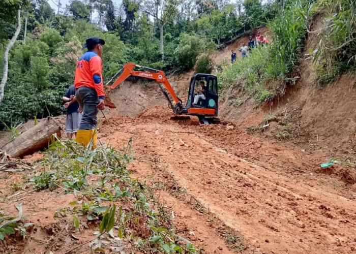 BPBD OKU Selatan Tangani Longsor Tutup Akses Desa Tanjung Harapan
