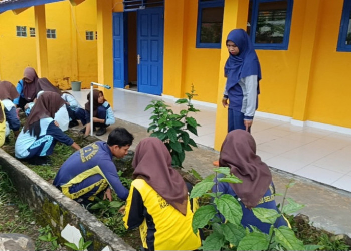 UPT SMPN 2 Buay Pemaca Gotong Royong Bersihkan Lingkungan Sekolah