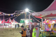 Jaga Keamanan Warga, Personel Polsek Simpang Patroli di Pasar Malam