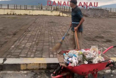 Petugas DLH Terus Tingkatkan Kebersihan Seputar Danau Ranau