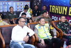 Pemantauan SITKAMTIBMAS Jelang Malam Tahun Baru 2025 oleh Kapolri dan Para Menteri Secara Virtual di Pos Penga