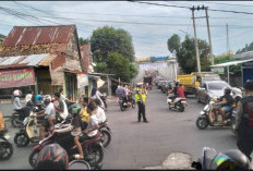 Sore Ramadan Padat, Polisi Siaga di Simpang Tangga Batu