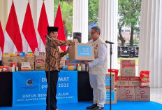 Menlu Serahkan Bantuan Aceh dan Sumatra ke BNPB