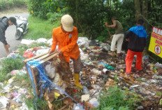 Tanggapi Keluhan Warga, DLH Angkut Sampah Berserakan di Seputar Wisata Ranau