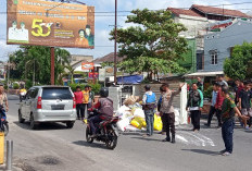 Pick Up Pengangkut Sembako Terguling di Jalan Protokol Prabumulih