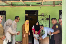 Kejari OKU Selatan Dampingi Pembagian Makanan Tambahan di Puskesmas