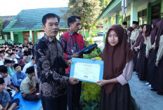 MTs Negeri Satu OKUS Berikan Reward Ke Tahfidz Terbaik