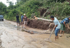 Warga Bersihkan Material Longsor di Desa Villa WRS