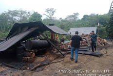 Warga dan Pemilik Tempat Penyulingan Minyak Ilegal Sukarela Bongkar 17 Pondok