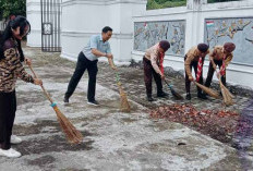 Libatkan Siswa, Dinsos Bersihkan Makam Pahlawan