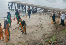 Libatkan Siswa Pemkec Banding Agung Terus Sisir Sampah Tepi Danau Ranau