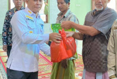 Camat Buay Runjung Bersama Kemenag dan KUA Salurkan Bantuan Sembako untuk Warga Desa Blambangan