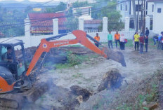 Bakal Segera Ditempati, Sekda OKUS Pimpin Bersihkan Rumah Dinas Bupati