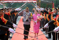 Tiba di Polres OKU Timur, AKBP Kevin Leleury Disambut Tradisi Pedang Pora