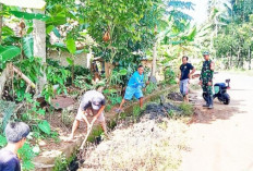 Kades dan Warga Karang Agung Kompak Angkat Cangkul Bersihkan Lingkungan