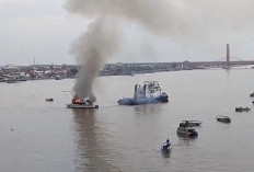 Asap Hitam Mengepul, Kapal di Sungai Musi Palembang Terbakar Hebat