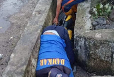Petugas UPTD Damkar Banding Bantu Warga Bersihkan Got