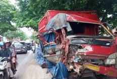 4 Truk Alami Tabrakan Beruntun di Palembang, Truk Bermuatan Minyak Ilegal Terguling