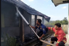 Damkar OKU Selatan Bantu Padamkan Kebakaran Empat Ruang Kelas SMP Negeri di OKU Timur, Kerugian Ditaksir Rp150