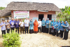 Cegah Berkembangnya Pemukiman Kumuh, PKK OKU Timur Rutin Bedah Rumah