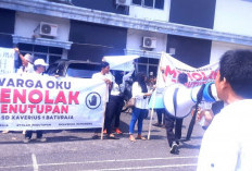 Puluhan Orang Tua Siswa Gelar Unjuk Rasa di Gedung DPRD OKU