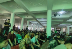 Ribuan Umat Muslim Ramaikan Masjid Agung Palembang