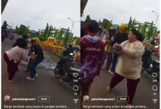 Heboh, Ibu-ibu di Palembang Temukan Uang Jutaan Tercecer di Pangkal Jembatan Ampera