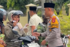 Kapolres OKU Selatan Bagikan Takjil kepada Pengguna Jalan di Depan Mako Polres