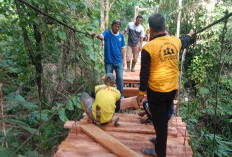 Bersama Warga, Pemdes Karang Agung Perbaiki 2 Jembatan