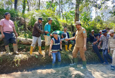 Ngantor di Desa Prupus, Bupati OKU Selatan Abusama Rogoh Kocek Pribadi Perbaiki Jalan Rusak
