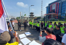 Sejulmlah Warga Datangi Mapolda Sumsel, Desak Copot Kapolsek Gunung Megang