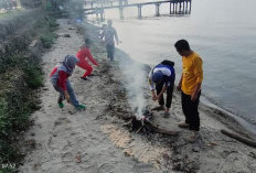 Pemerintah Kecamatan Bersihkan Pelataran Danau Ranau