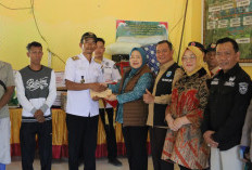 Bersama TP PKK, Wabup OKUS Turun Langsung Salurkan Bantuan Korban Banjir di Tanjung Harapan