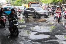 Musim Hujan Banyak Jalan Berlubang, Waspada! Risiko Ban Pecah hingga Kecelakaan Mengintai