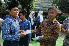 MTsN 1 OKU Selatan Bagikan Hadiah Lomba Classmeeting