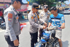 Kapolsek Buay Pemaca Pasangkan Bendera ke Motor Warga