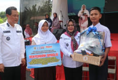 100 Hari Kerja, Bupati Muara Enim Gratiskan Seragam untuk Siswa SD dan SMP