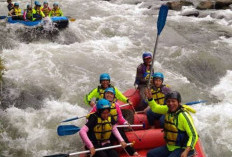 Berkunjung ke OKU Selatan, Warga Banyuasin Coba Keseruan Rafting di Danau Ranau