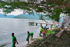 Pemerintah Kecamatan Banding Agung Ajak Siswa Bersihkan Sampah di Tepi Danau Ranau