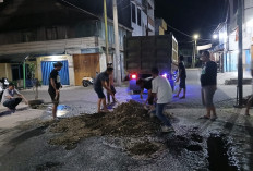 Tanggapi Keluhan Warga, Tim Bupati Lakukan Tambal Sulam Jalan Berlubang di Pasar Tengah