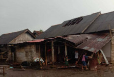 Tak Sempat Selamatkan Barang, Angin Puting Beliung Hantam Rumah-Rumah Warga