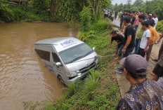 Kecelakaan Tunggal Mobil MBG Tergelincir Masuk Sungai di Muratara, Jadi Tontonan Warga