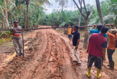 Jalan Desa Pagar Bulan Rusak Parah, Warga Pasang Portal Kayu