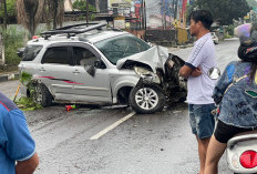 Mobil Mahasiswa Hilang Kendali, Tiang LRT Jadi Sasaran